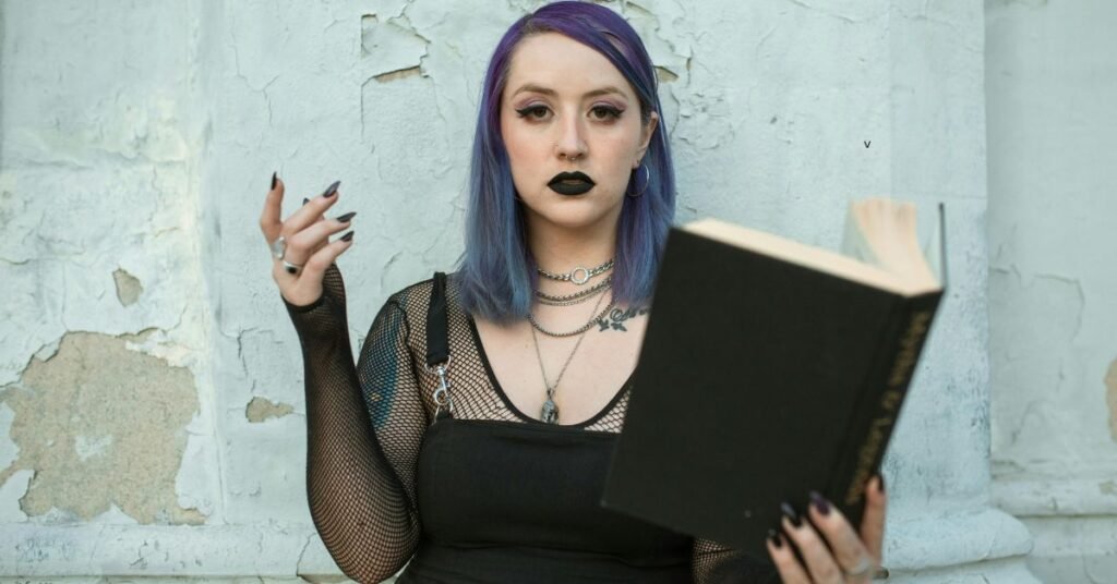 7 simple goth makeup looks for beginners
